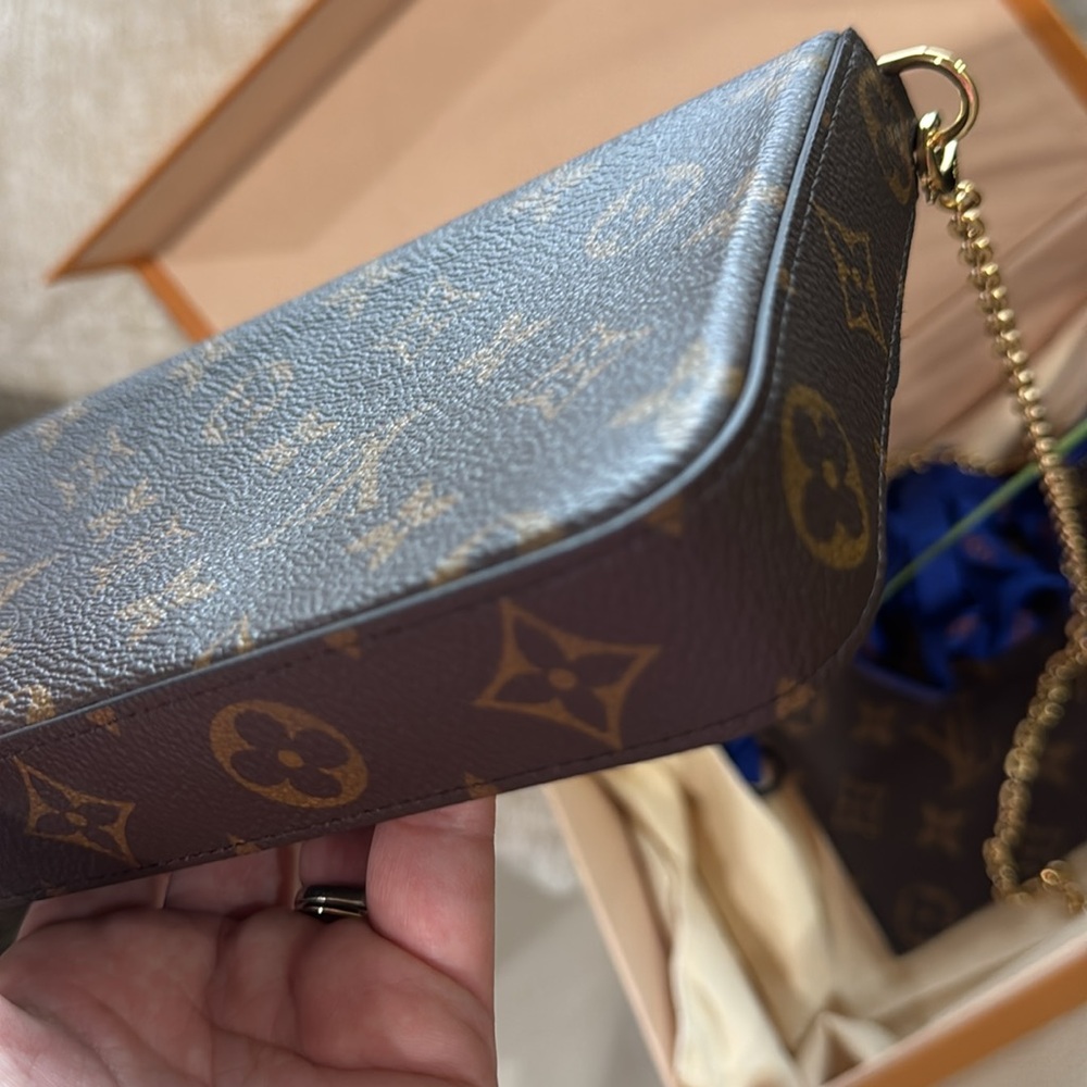 Authentic LV Felicie Pochette!!! With zippered insert, Chain, dust bag and box - Picture 5 of 17